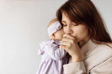 Genç mutlu anne ve kızı stüdyoda.