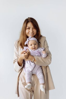 Genç mutlu anne ve kızı stüdyoda.