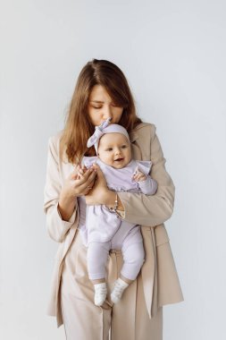 Genç mutlu anne ve kızı stüdyoda.