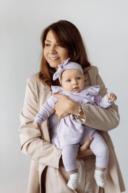 Genç mutlu anne ve kızı stüdyoda.