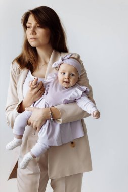 Genç mutlu anne ve kızı stüdyoda.