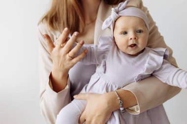 Genç mutlu anne ve kızı stüdyoda.