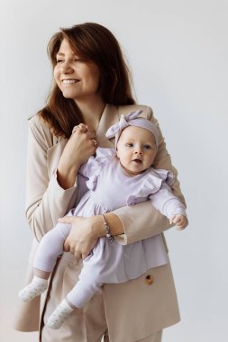 Genç mutlu anne ve kızı stüdyoda.