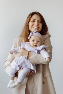 Genç mutlu anne ve kızı stüdyoda.