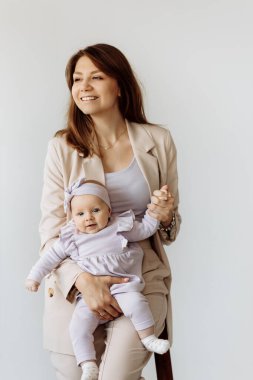 Genç mutlu anne ve kızı stüdyoda.