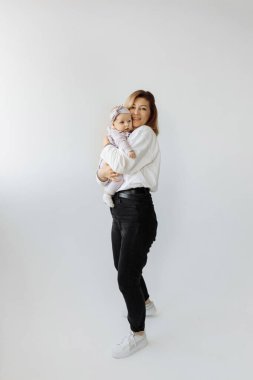 Genç mutlu anne ve kızı stüdyoda.