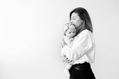 Genç mutlu anne ve kızı stüdyoda.