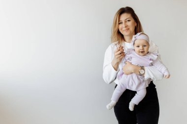 Genç mutlu anne ve kızı stüdyoda.