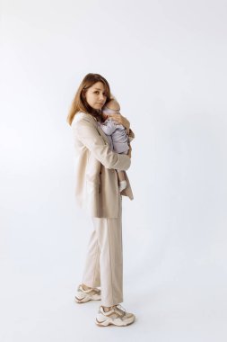 Genç mutlu anne ve kızı stüdyoda.