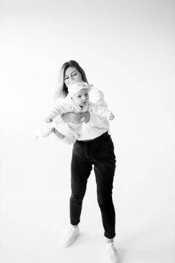 Genç mutlu anne ve kızı stüdyoda.