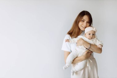 Genç mutlu anne ve kızı stüdyoda.