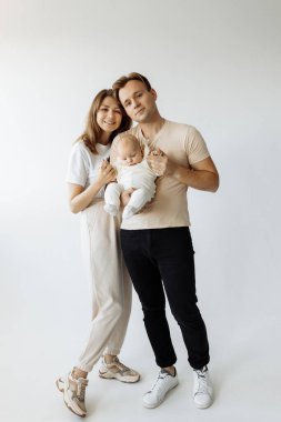 Stüdyoda kızı olan mutlu bir aile.