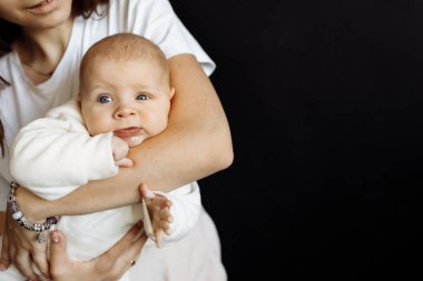 Genç mutlu anne ve kızı stüdyoda.