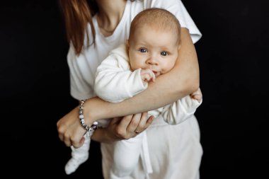 Genç mutlu anne ve kızı stüdyoda.