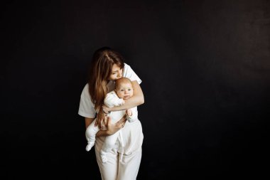 Genç mutlu anne ve kızı stüdyoda.