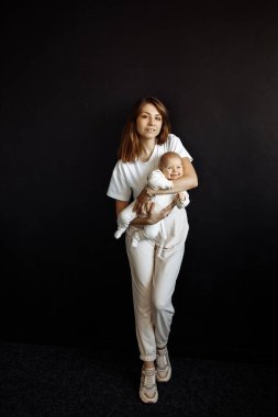 Genç mutlu anne ve kızı stüdyoda.