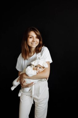 Genç mutlu anne ve kızı stüdyoda.