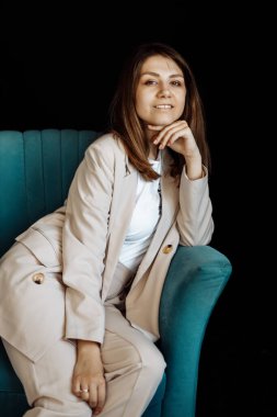 Stüdyoda poz veren güzel genç bir kadın. 