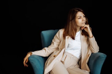 Stüdyoda poz veren güzel genç bir kadın. 