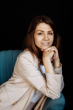 Stüdyoda poz veren güzel genç bir kadın. 