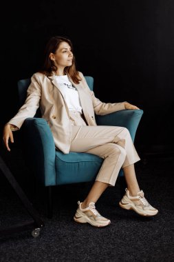 Stüdyoda poz veren güzel genç bir kadın. 