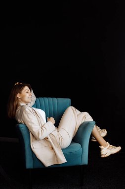 Stüdyoda poz veren güzel genç bir kadın. 