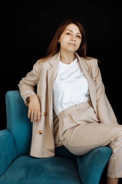 Stüdyoda poz veren güzel genç bir kadın. 