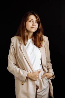 Stüdyoda poz veren güzel bir genç kadının portresi. 