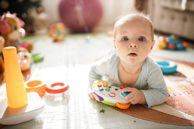 Tatlı kız yerde oynuyor.