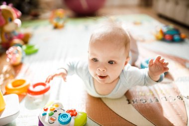 Tatlı kız yerde oynuyor.