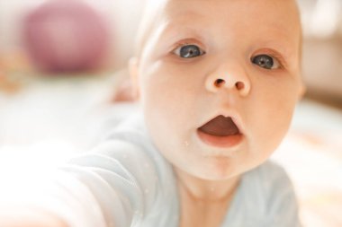 Tatlı kız yerde oynuyor.