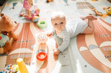 Tatlı kız yerde oynuyor.