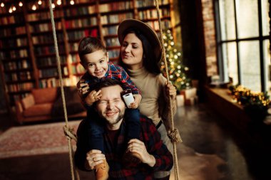 Mutlu genç aile evde poz veriyor.