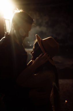 Birbirlerine aşık çiftler stüdyoda sarılıyorlar. 