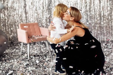 Mutlu genç anne ve oğlu eğleniyor. 