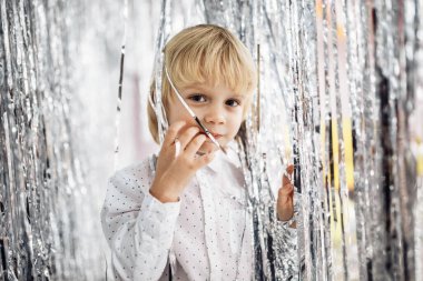 Mutlu şirin çocuk stüdyoda eğleniyor.