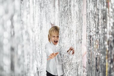 Mutlu şirin çocuk stüdyoda eğleniyor.