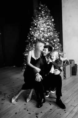 Noel ağacının yanında mutlu bir aile