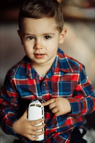 Retrato Menino Bonito Uma Camisa Xadrez Com Brinquedo — Fotografia de Stock