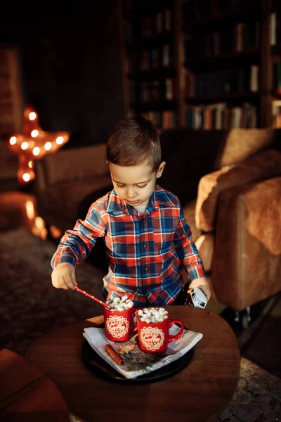 Маленький Хлопчик Чашками Какао Вдома — стокове фото