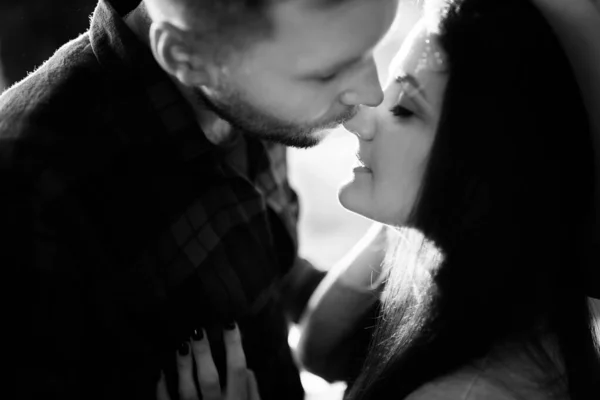 Verliebtes Paar Küsst Und Umarmt Sich — Stockfoto