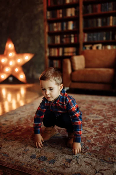 Маленький Хлопчик Грає Підлозі Кімнаті — стокове фото