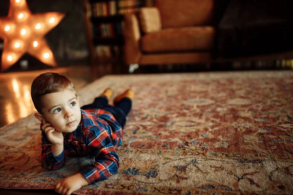 Маленький Хлопчик Плетеній Сорочці Лежить Підлозі Кімнаті — стокове фото
