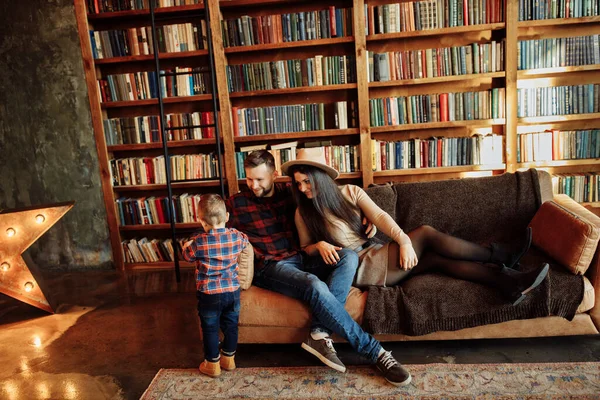 Šťastná Mladá Rodina Pózuje Doma — Stock fotografie