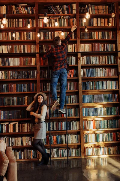 Joyeux Jeune Couple Dans Bibliothèque Maison — Photo