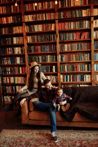 Šťastná Mladá Rodina Pózuje Doma — Stock fotografie