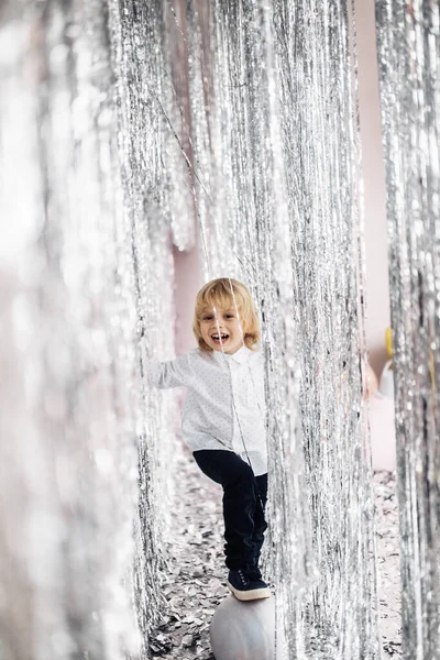 Gelukkig Schattig Jongen Het Hebben Van Plezier Studio — Stockfoto