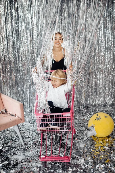 Mutlu Genç Anne Oğlu Alışveriş Arabasında Eğleniyorlar — Stok fotoğraf