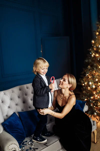 Šťastná Mladá Matka Její Syn Pózují Poblíž Vánočního Stromečku — Stock fotografie