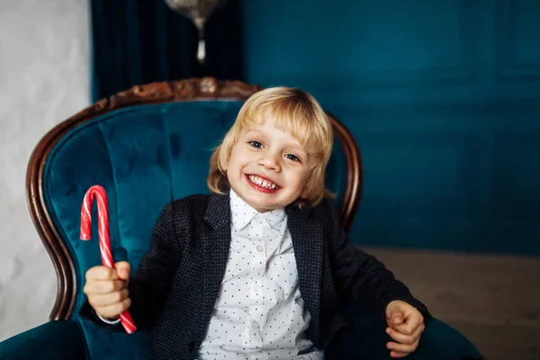 Щасливий Милий Хлопчик Цукерками Тростини Сидить Стільці — стокове фото